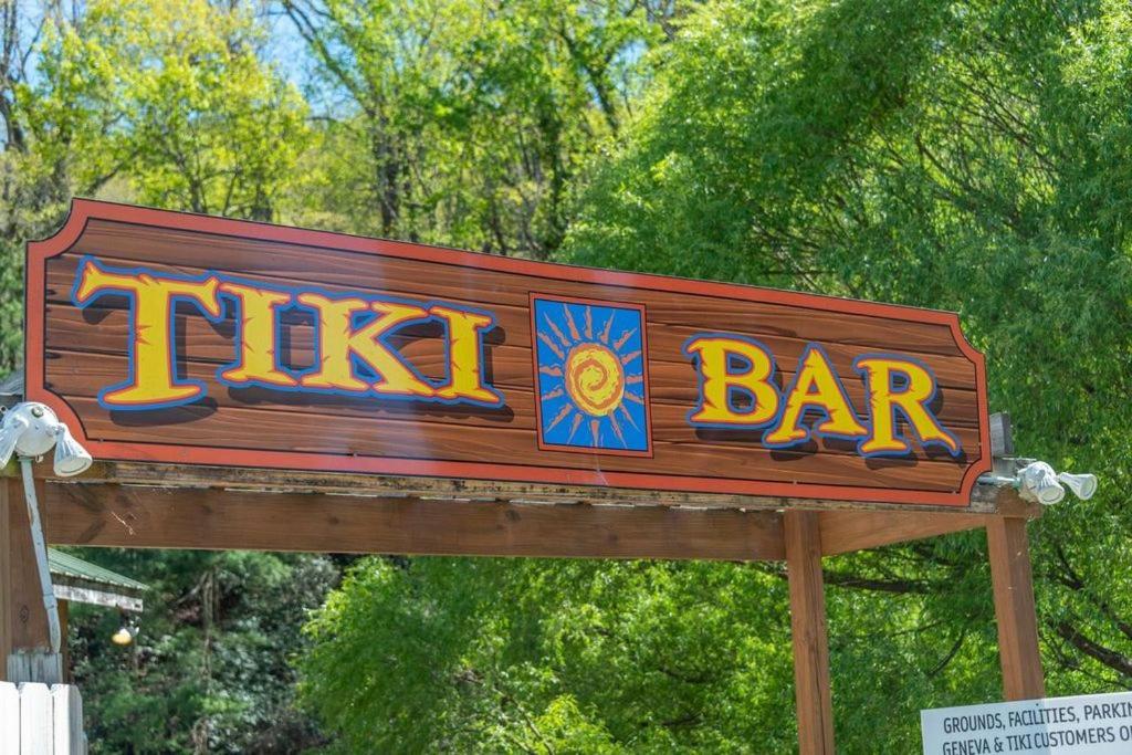 Geneva Hotel & Tiki Bar Chimney Rock Exterior foto